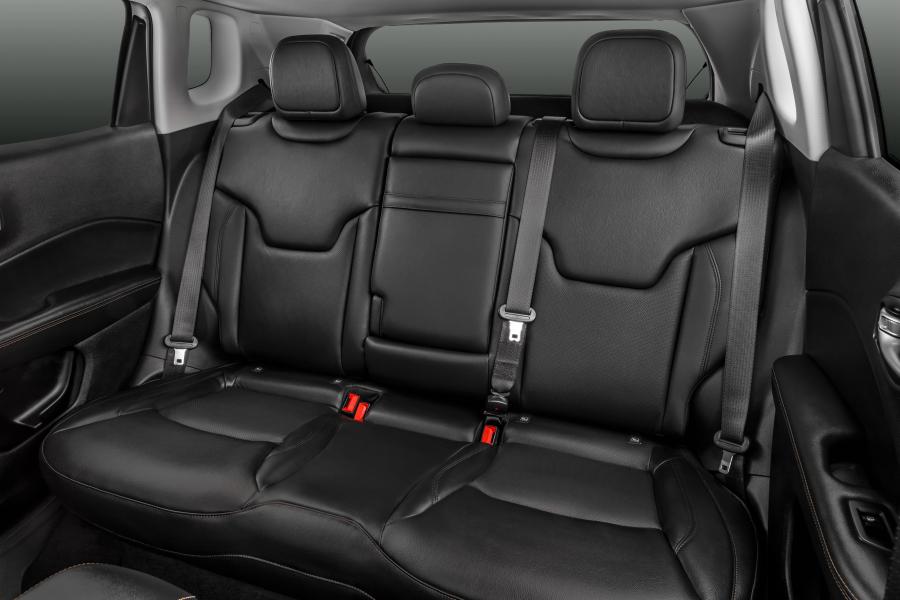 Интерьер Jeep Compass Limited 2016 года  (LA) (фото 10 из 20)